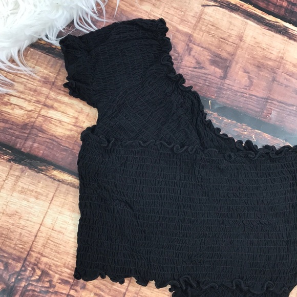 << Black Scrunchy Criss Cross Crop Top >> - Picture 3 of 7